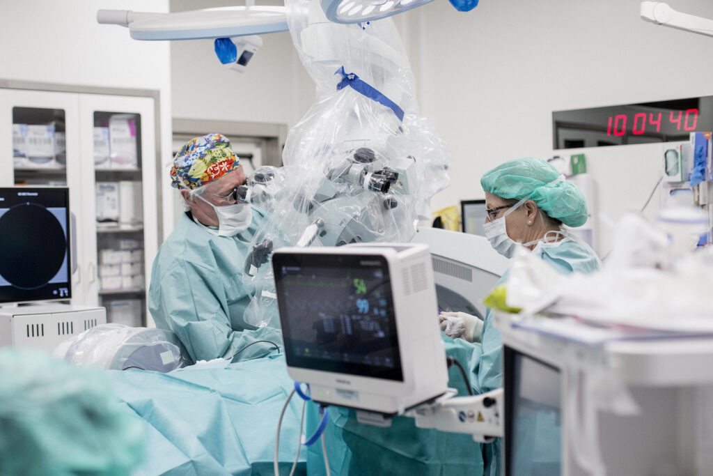 Overlæge Kjeld Dons laver en rygoperation på CPH Privathospital